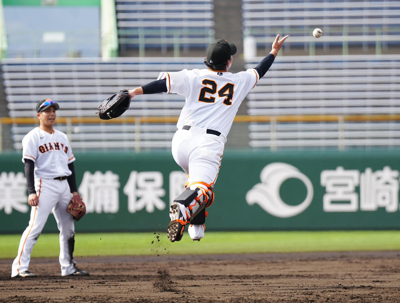 ノックを受け、スローイングする巨人大城卓三（撮影・江口和貴）