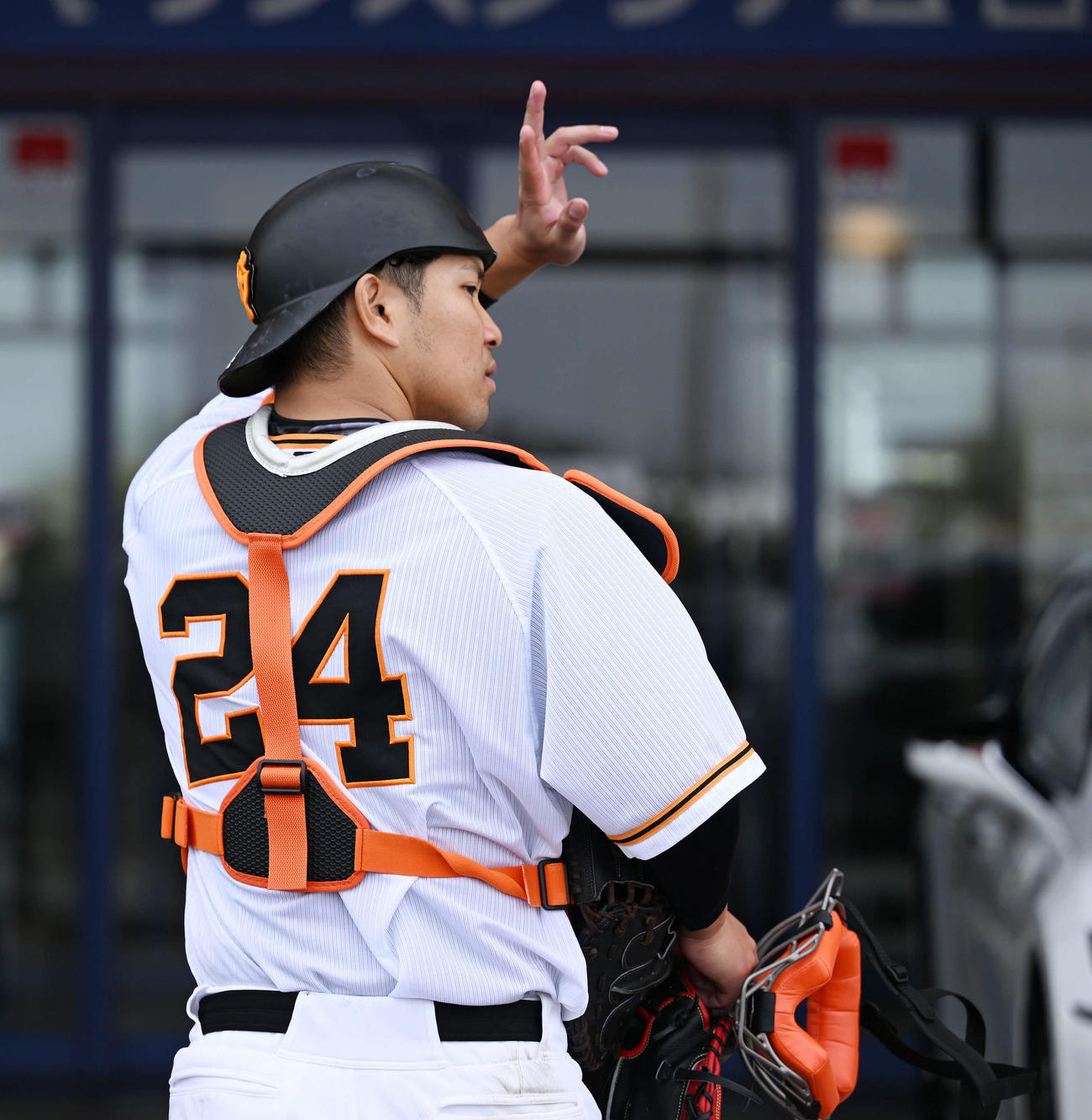 ファンに手を振る巨人大城卓三（撮影・滝沢徹郎）