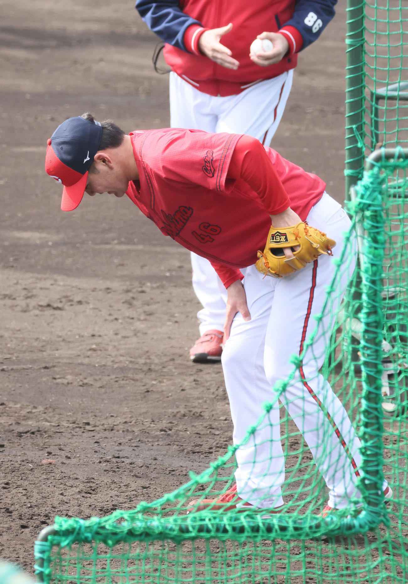広島日南キャンプ　ランチタイム特打3番手で登板したドラフト5位の河野は小園の打球が足に直撃し退場した（撮影・加藤孝規）