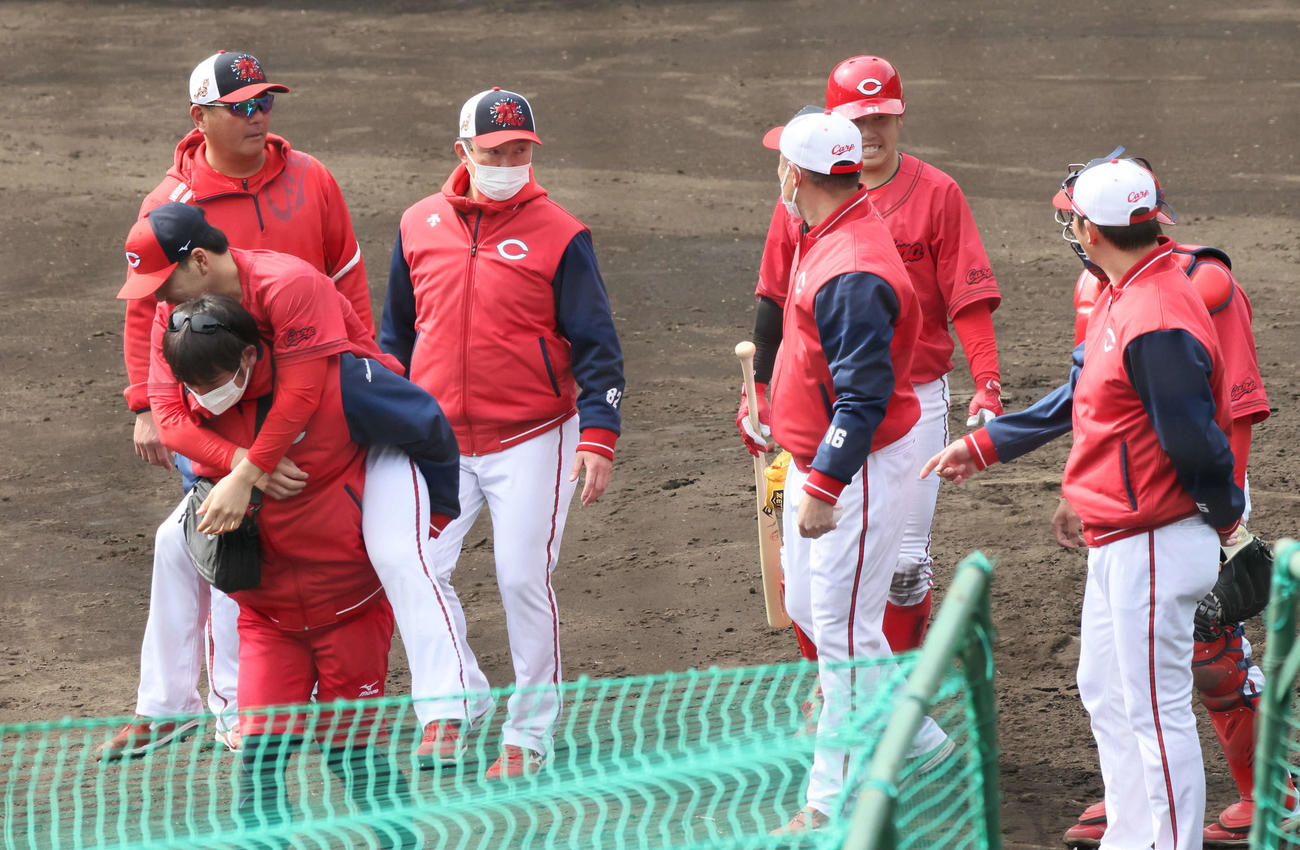 広島日南キャンプ　ランチタイム特打3番手で登板したドラフト5位の河野は小園（右から3人目）の打球が足に直撃し退場した。右手前は新井監督（撮影・加藤孝規）