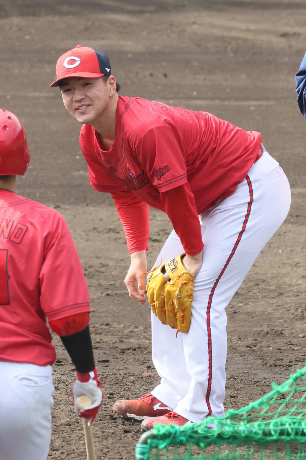 広島日南キャンプ　ランチタイム特打3番手で登板したドラフト5位の河野は小園の打球が足に直撃し退場した（撮影・加藤孝規）