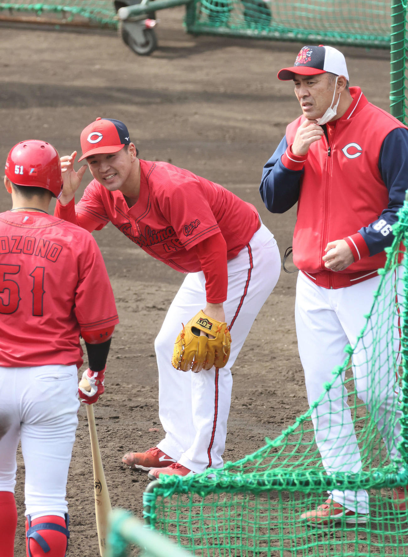 広島日南キャンプ　ランチタイム特打3番手で登板したドラフト5位の河野は小園（左）の打球が足に直撃し退場した。右は菊地原投手コーチ（撮影・加藤孝規）