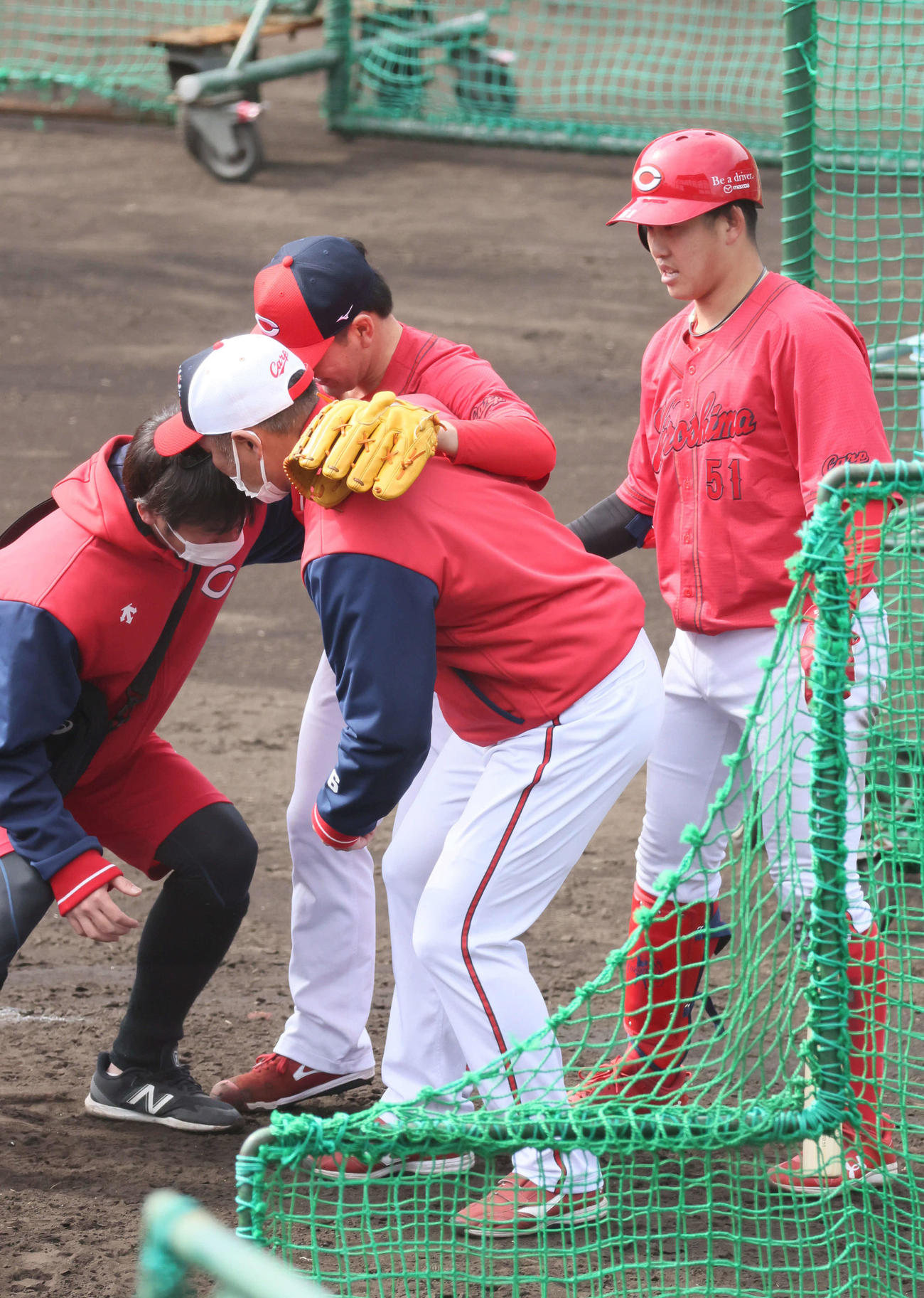 広島日南キャンプ　ランチタイム特打3番手で登板したドラフト5位の河野は小園（右）の打球が足に直撃し退場した（撮影・加藤孝規）