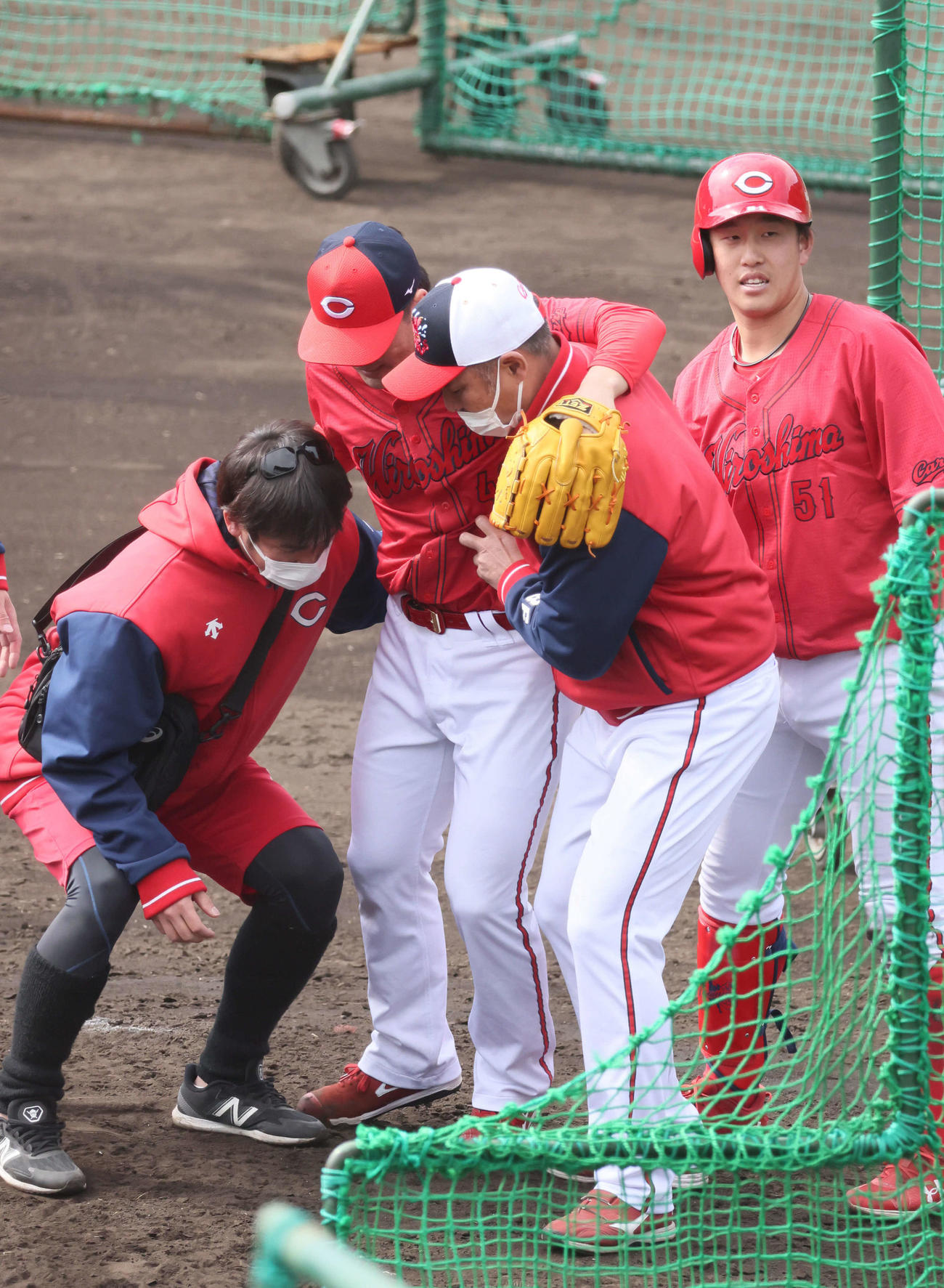 広島日南キャンプ　ランチタイム特打3番手で登板したドラフト5位の河野は小園（右）の打球が足に直撃し退場した（撮影・加藤孝規）