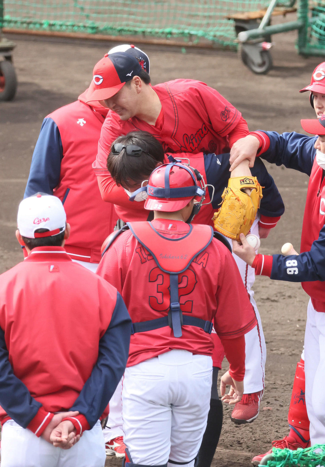 広島日南キャンプ　ランチタイム特打3番手で登板したドラフト5位の河野は小園の打球が足に直撃し退場した。左手前は新井監督（撮影・加藤孝規）
