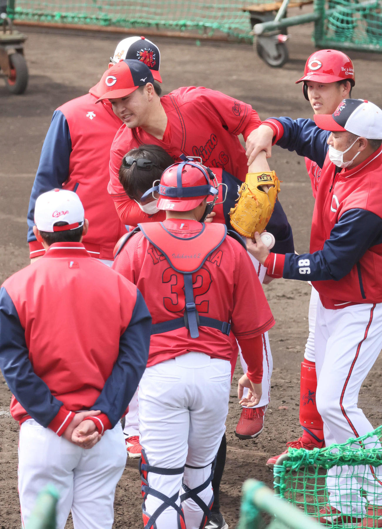 広島日南キャンプ　ランチタイム特打3番手で登板したドラフト5位の河野は小園（右奥）の打球が足に直撃し退場した。左手前は新井監督（撮影・加藤孝規）