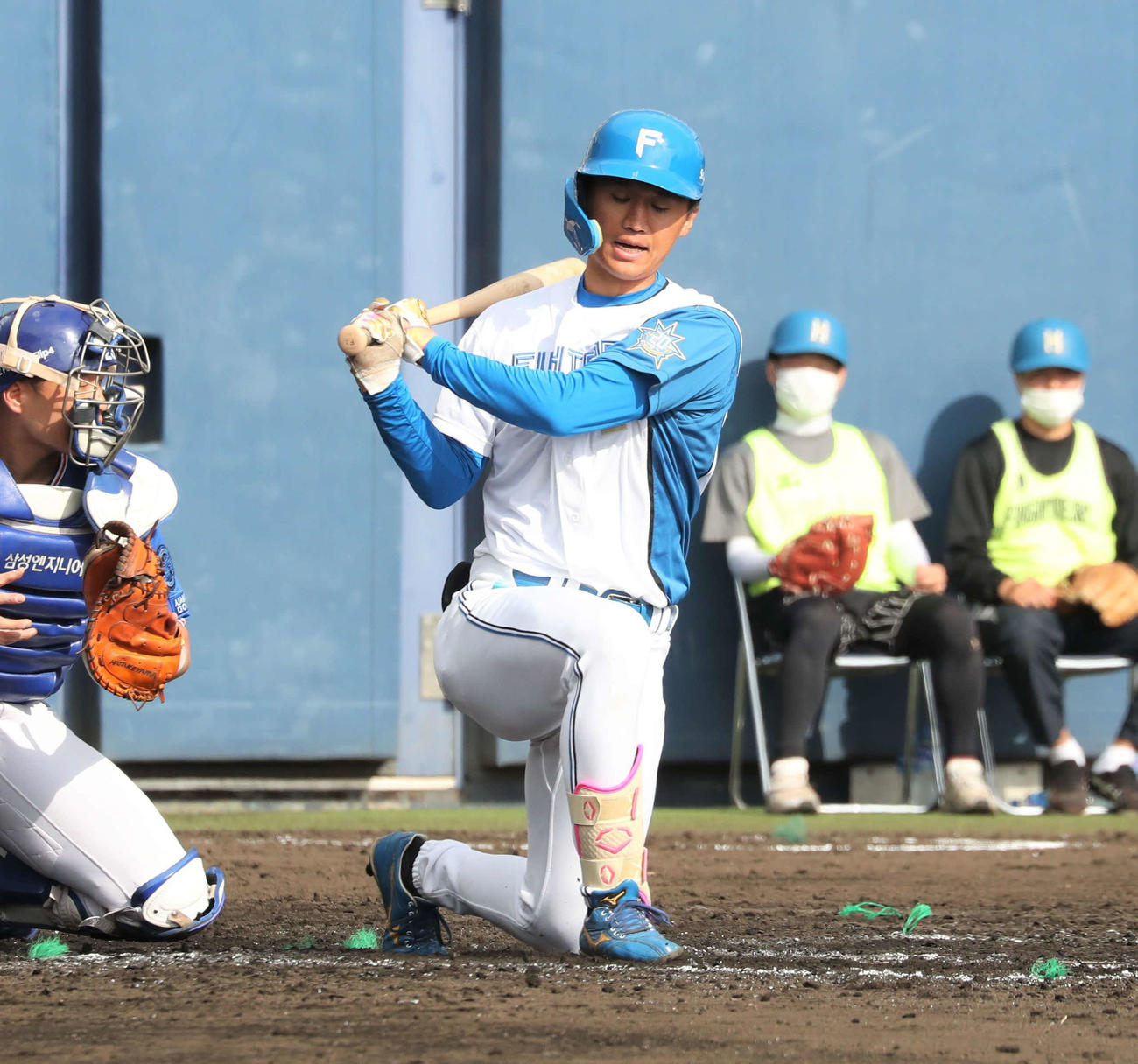 日本ハム対サムスン　8回裏日本ハム1死、三振に終わる加藤豪（撮影・黒川智章）