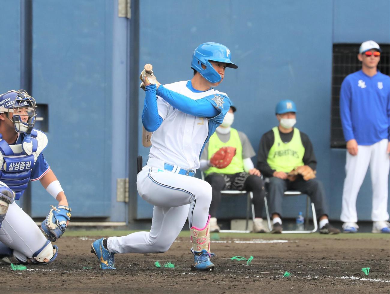 日本ハム対サムスン　5回裏日本ハム2死、二直に終わる加藤豪（撮影・黒川智章）