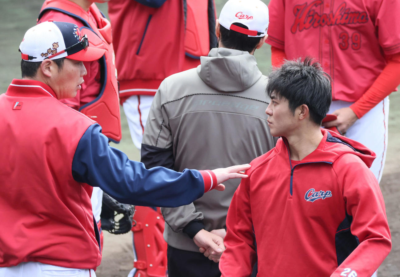 広島日南キャンプ　ランチタイム特打1番手で登板したドラフト3位の益田（右）に話しかける新井監督（撮影・加藤孝規）