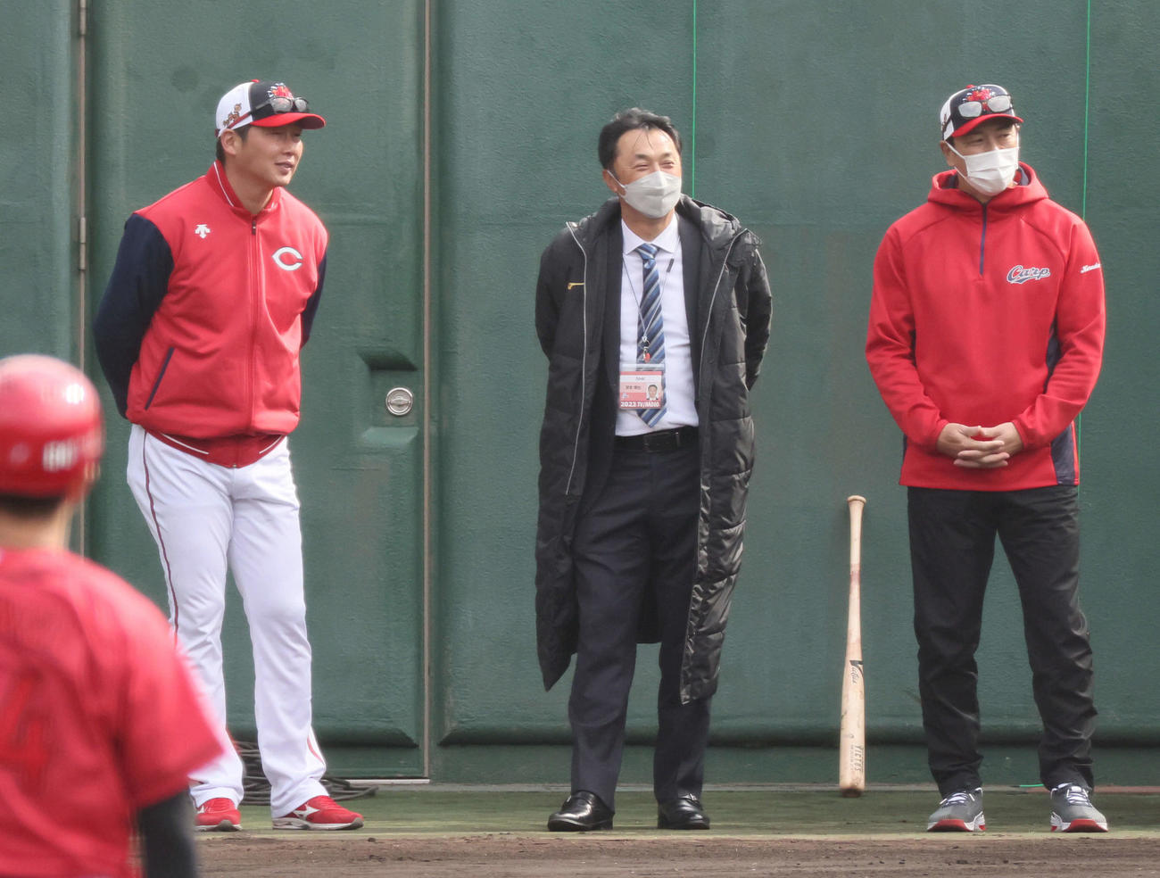 広島日南キャンプ　新井監督（左）、黒田球団アドバイザー（右）と走塁練習を見守る本紙評論家の宮本氏（撮影・加藤孝規）