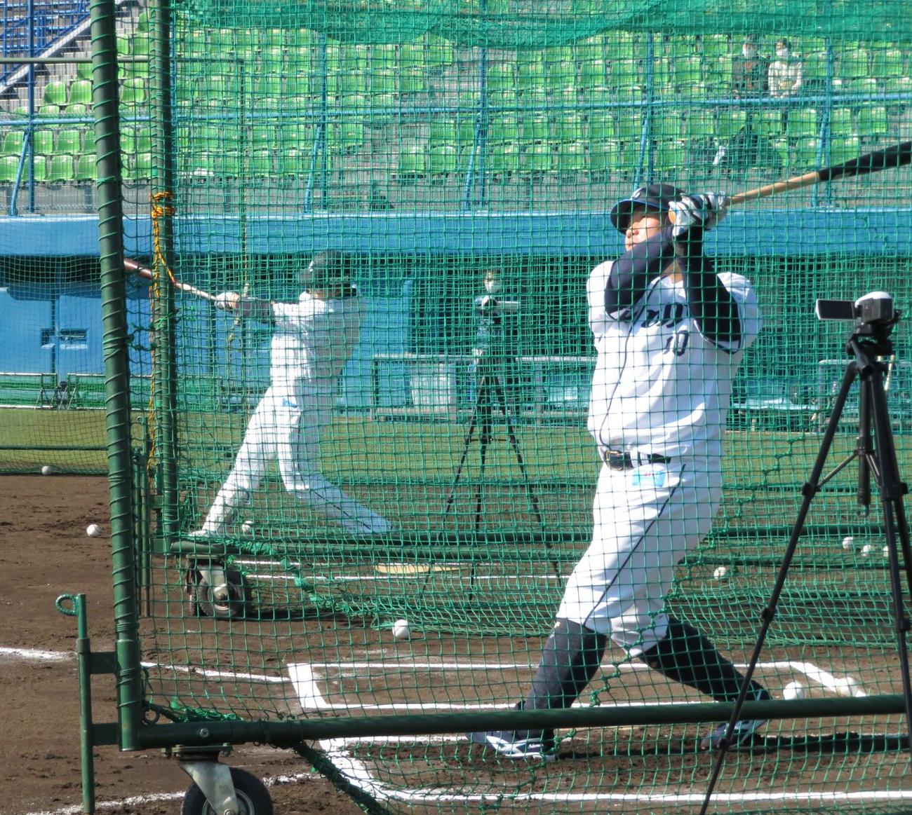 西武中村、栗山の両ベテランはB班キャンプで調整中（球団提供）
