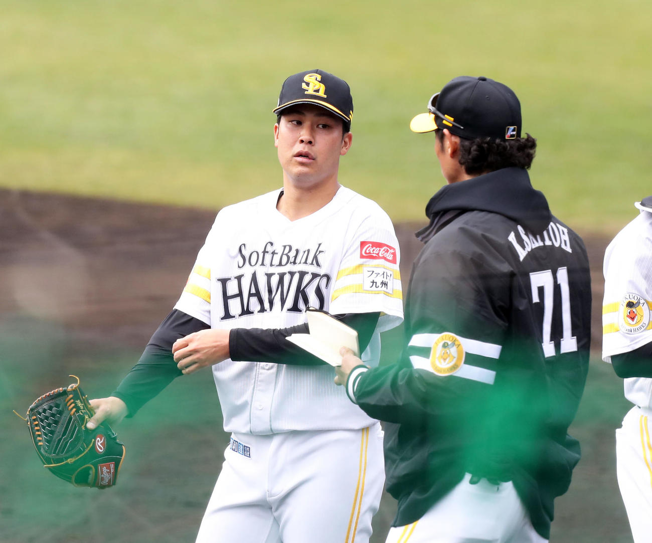 シート打撃に登板梧、斉藤和巳投手コーチ（右）と話す藤井（撮影・屋方直哉）