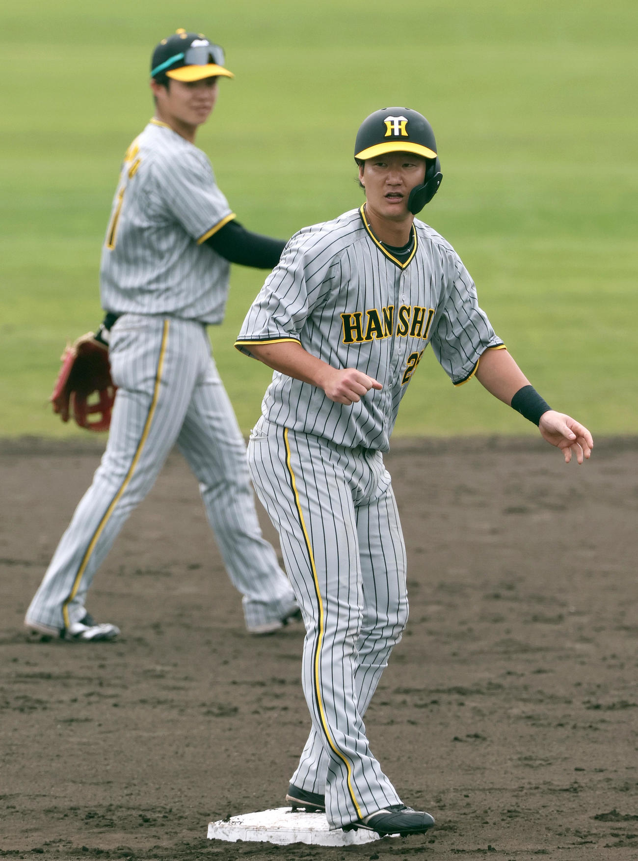 シート打撃で渡辺諒（左）は二塁打を放つ。奥は中野（撮影・上山淳一）