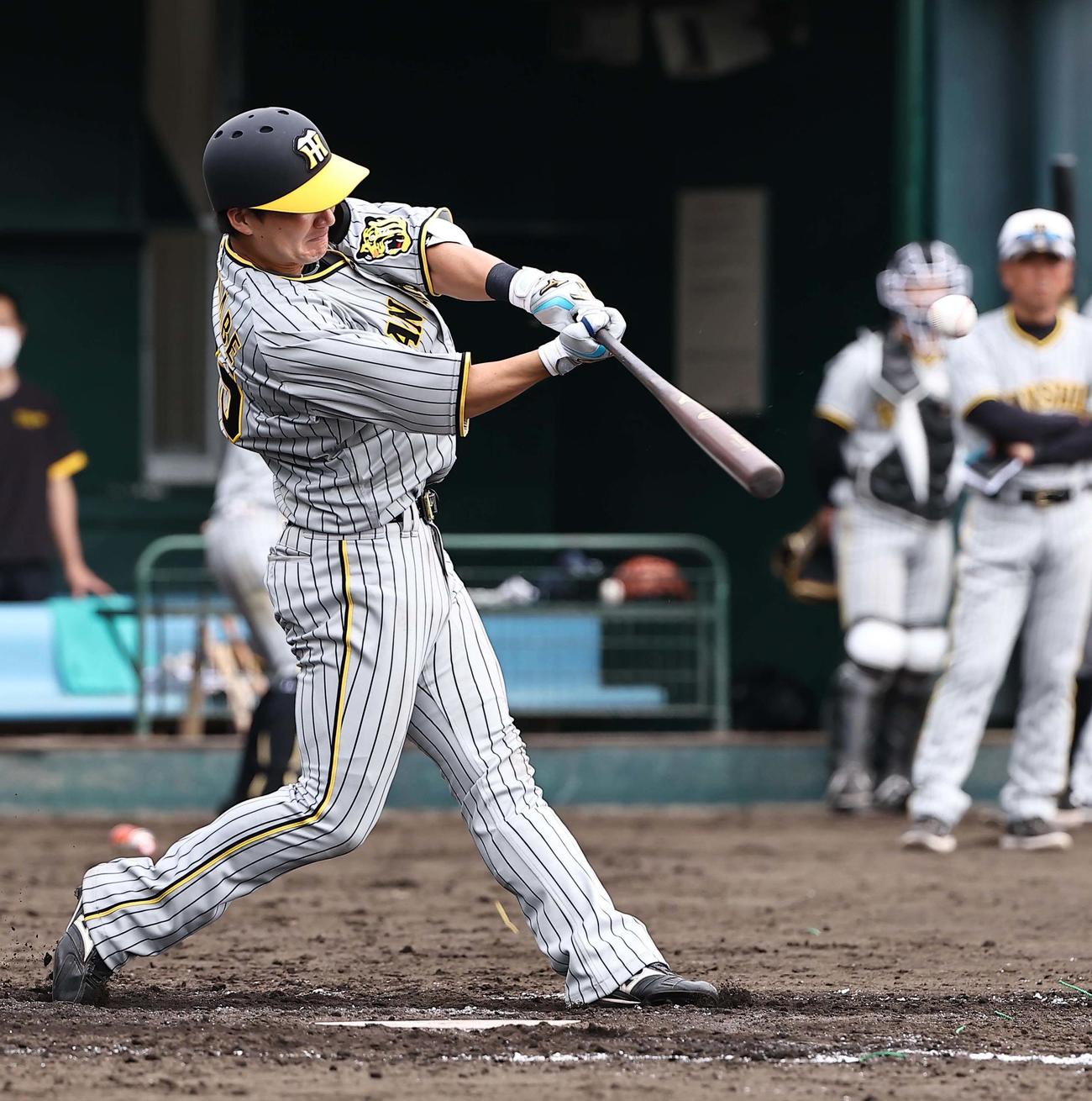 シート打撃練習で二塁打を放つ渡辺（撮影・上田博志）