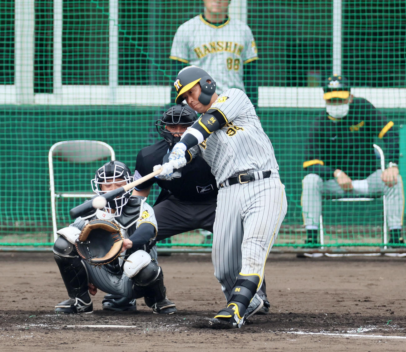 シート打撃練習で2死から左前打を放つ原口（撮影・加藤哉）