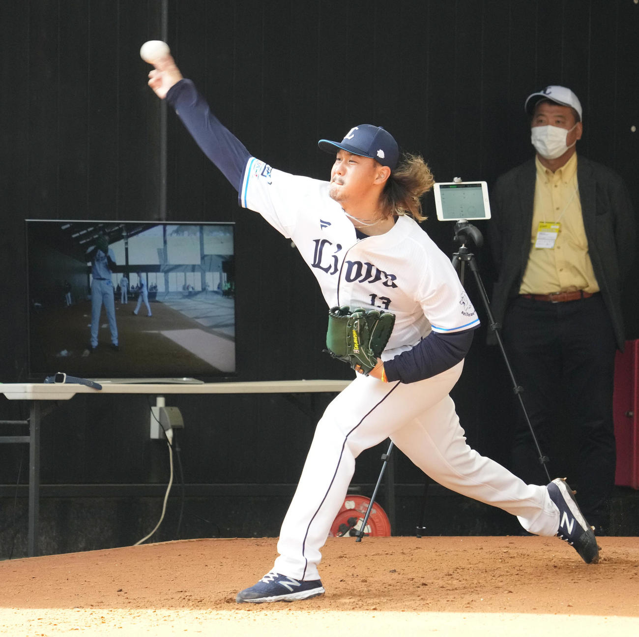 ブルペン入りした西武高橋（撮影・小沢裕）