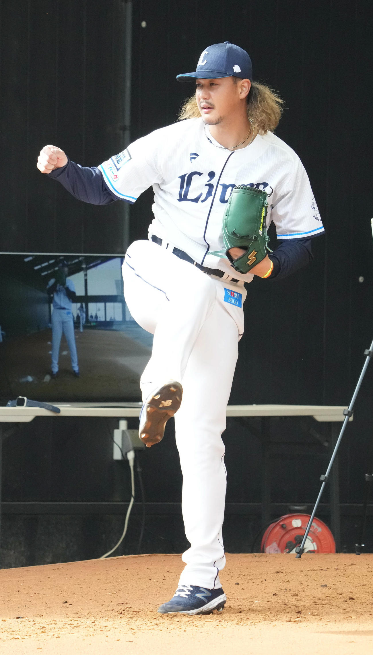 ブルペン入りした西武高橋（撮影・小沢裕）