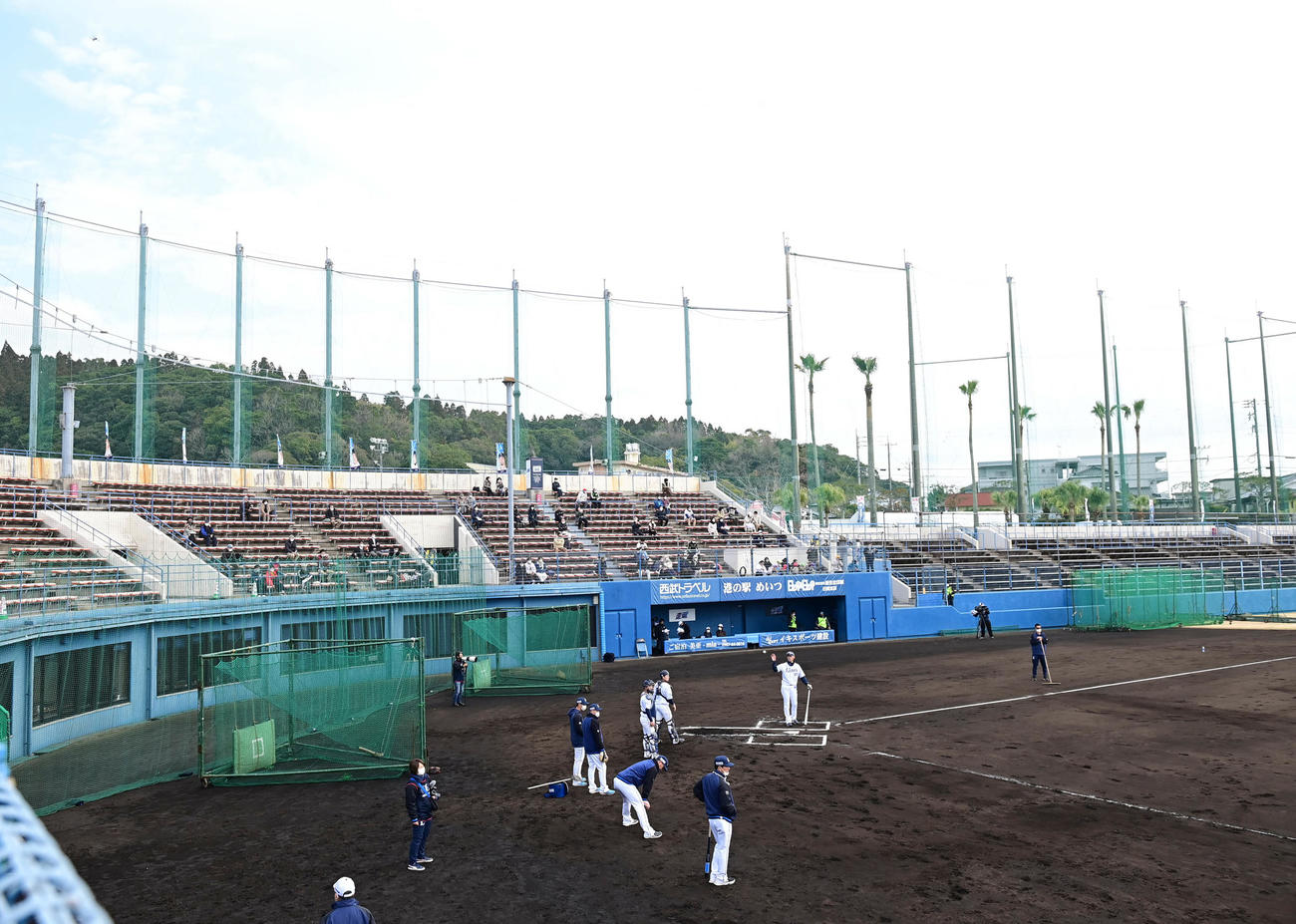 西武南郷キャンプの投内連携練習時に上空に現れたドローン（左上）（撮影・小沢裕）