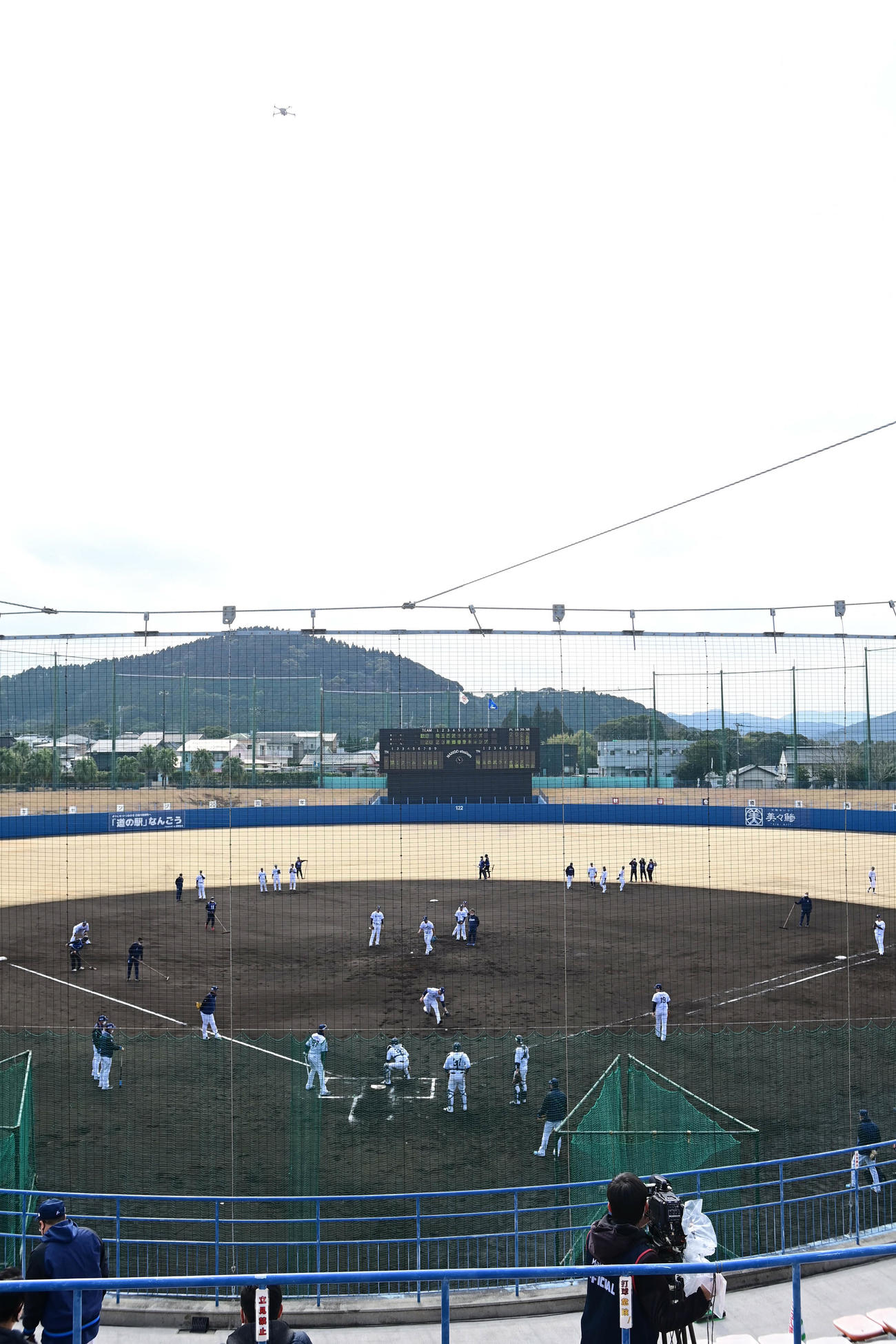 西武南郷キャンプの投内連携練習時に上空に現れたドローン（撮影・小沢裕）