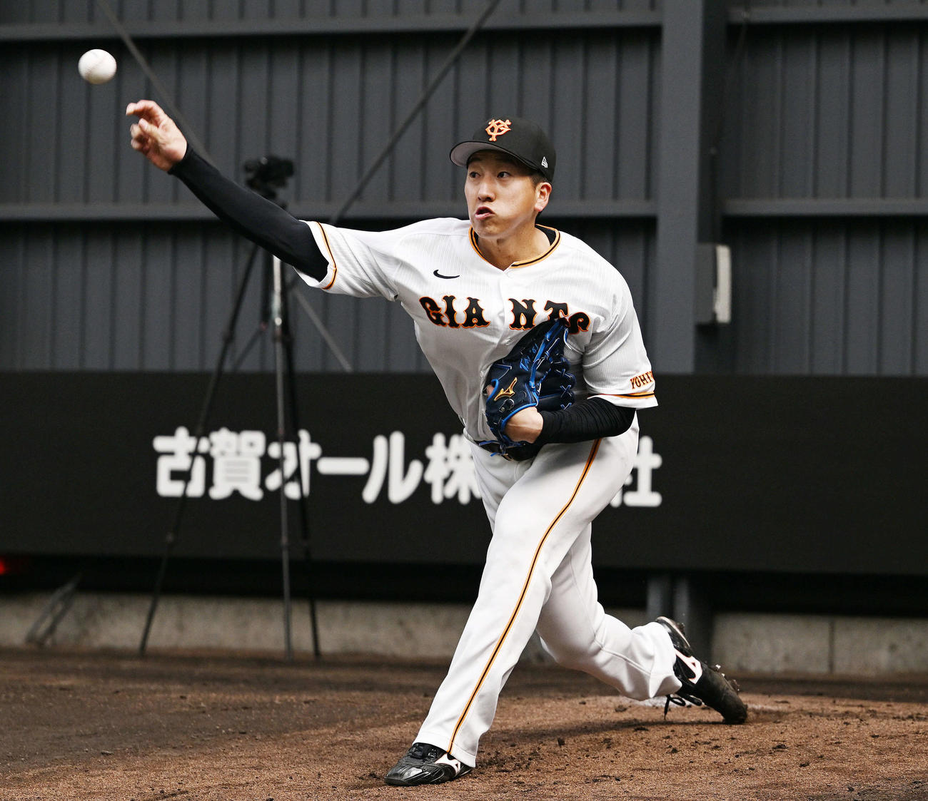ブルペンで投球練習する巨人大勢（撮影・滝沢徹郎）