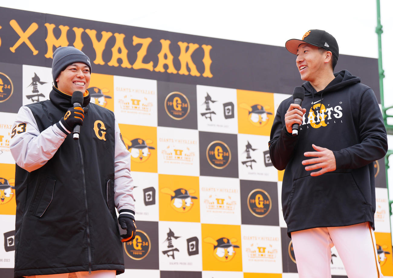 トークショーを行う巨人高梨（左）と大勢（撮影・江口和貴）