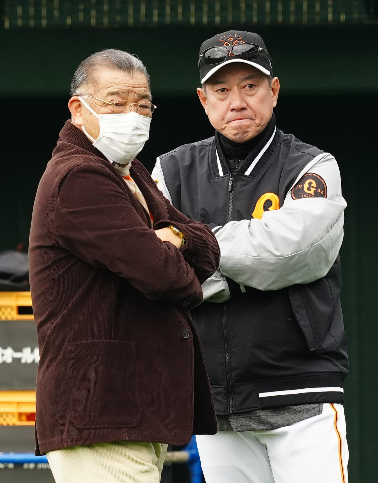 言葉を交わす巨人原監督（右）と掛布氏（撮影・江口和貴）