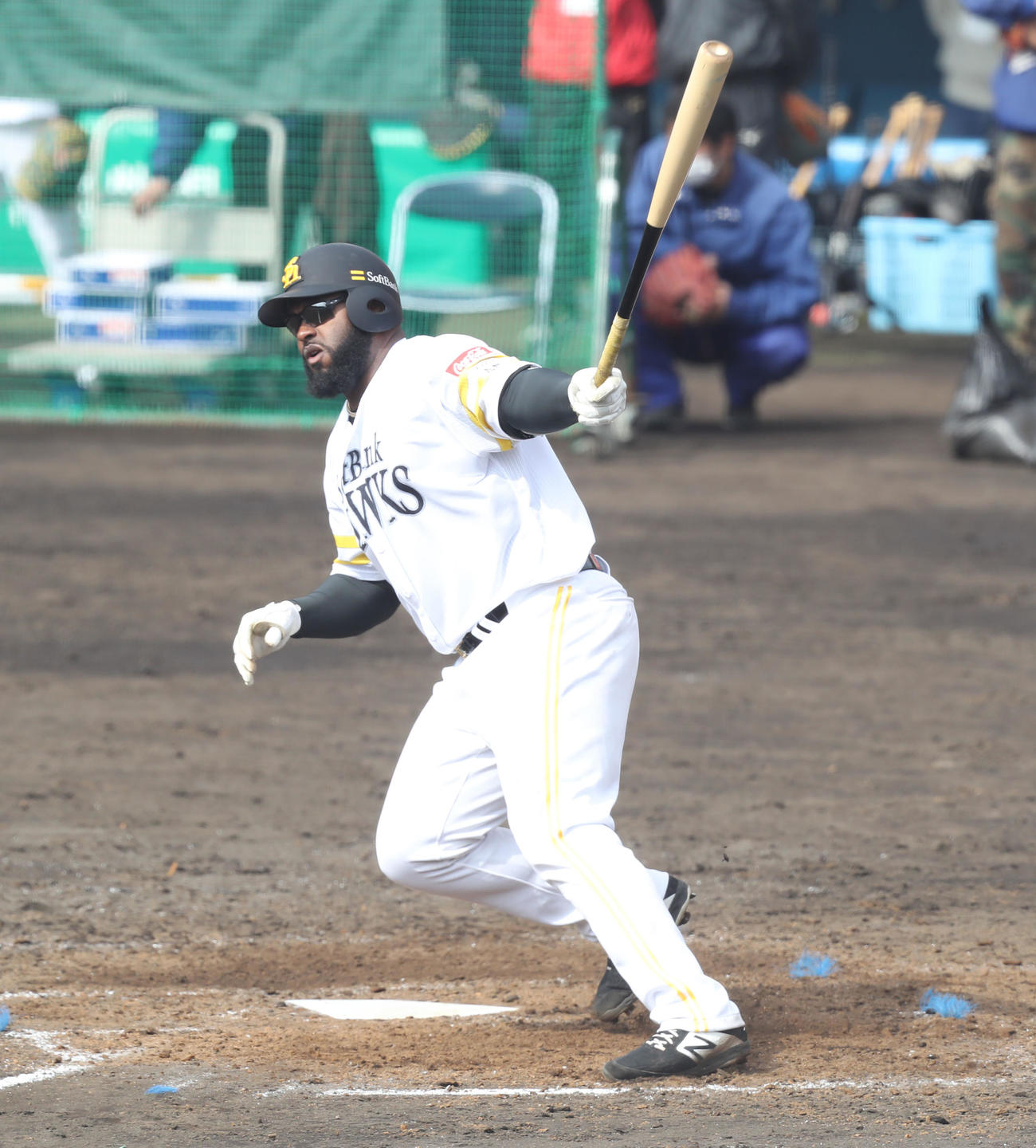 シート打撃で二塁打を放つホーキンス（撮影・屋方直哉）