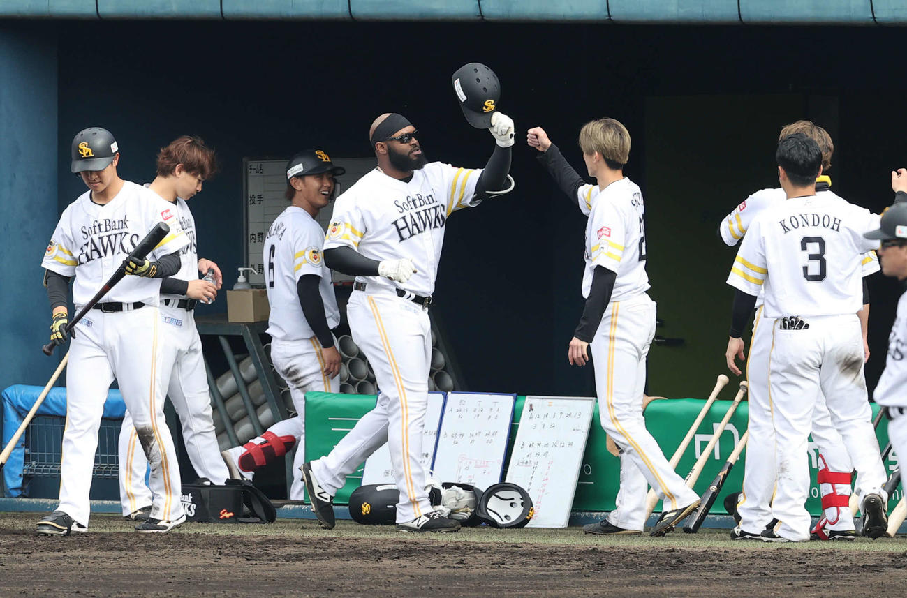 ホーキンス（中央）はシート打撃で本塁打を放ちハイタッチ（撮影・梅根麻紀）