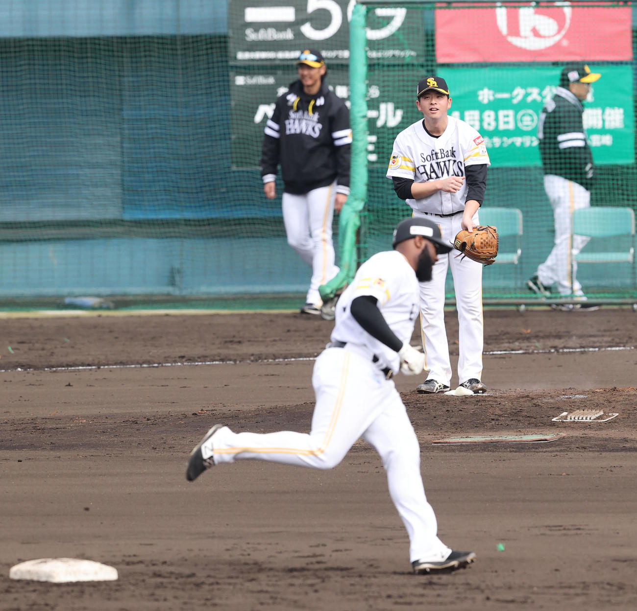 シート打撃でコートニー・ホーキンスから本塁打を浴びる大関友久（撮影・梅根麻紀）