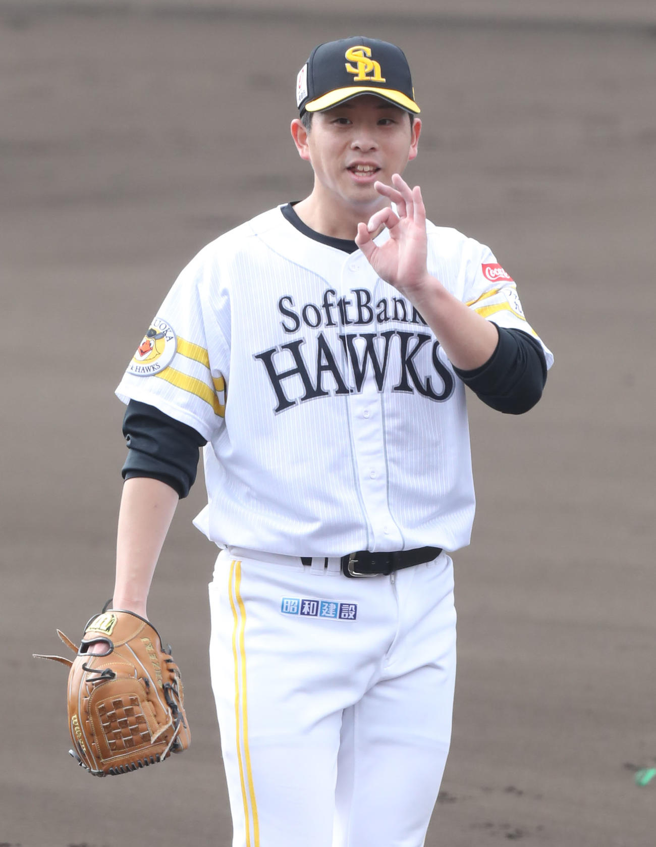シート打撃に登板し、OKサインを出す大関（撮影・屋方直哉）