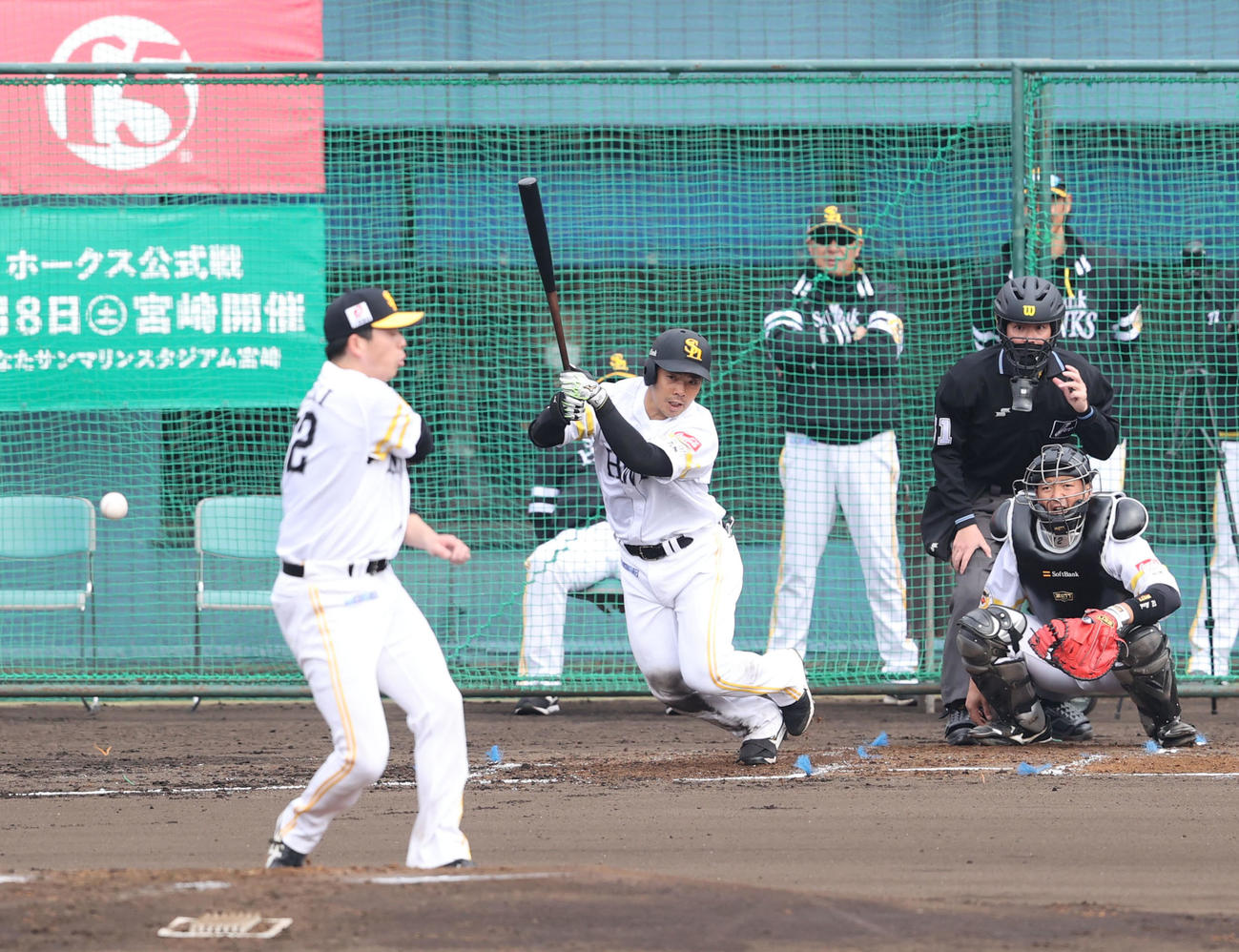 シート打撃で快音を響かせる近藤。投手は大関（撮影・梅根麻紀）