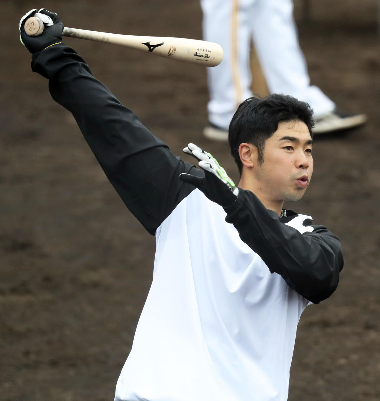 ティー打撃を行う近藤（撮影・屋方直哉）