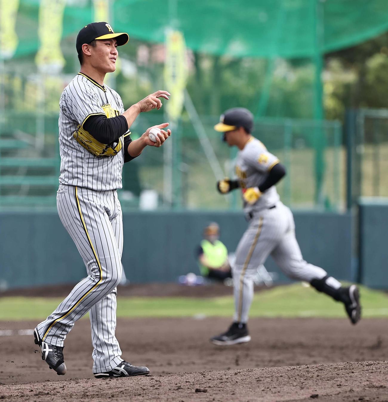 シート打撃練習で登板する西純矢（左）は佐藤輝明に本塁打を浴びる（撮影・上田博志）