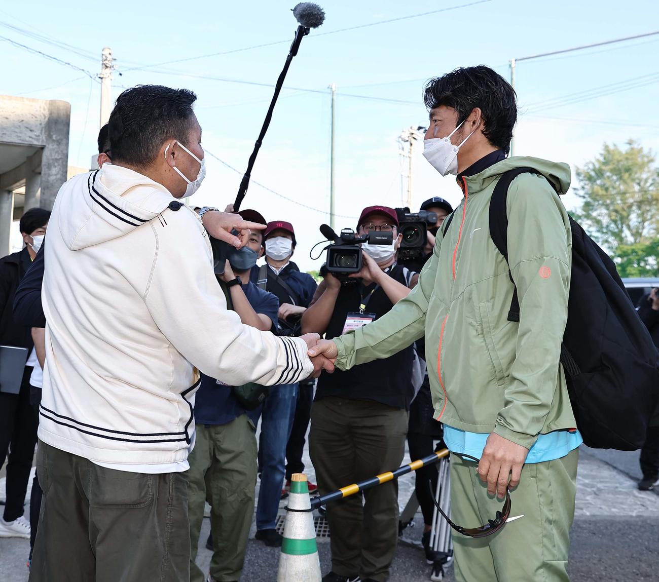 トミーズ雅（左）と握手を交わす臨時コーチの鳥谷（撮影・上田博志）