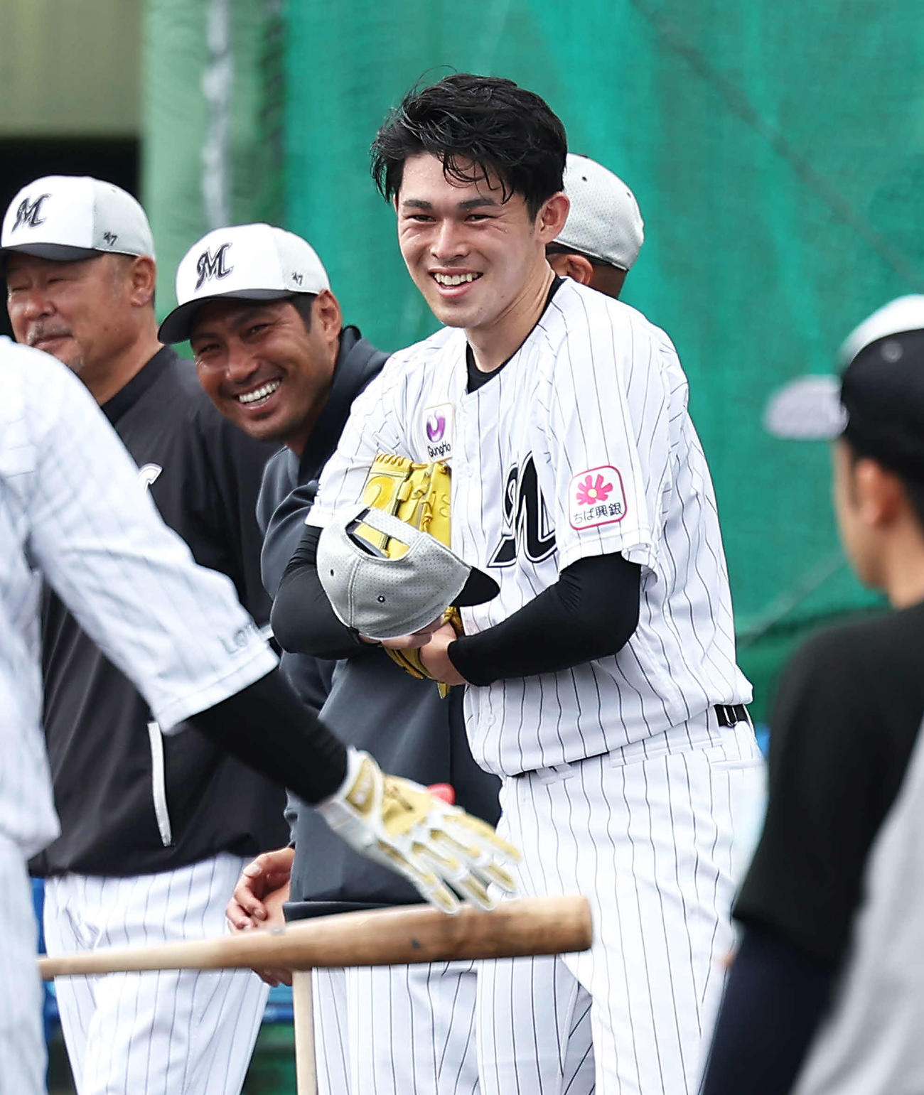 実戦形式の打撃練習後、笑顔を見せるロッテ佐々木朗希（右）（撮影・河田真司）