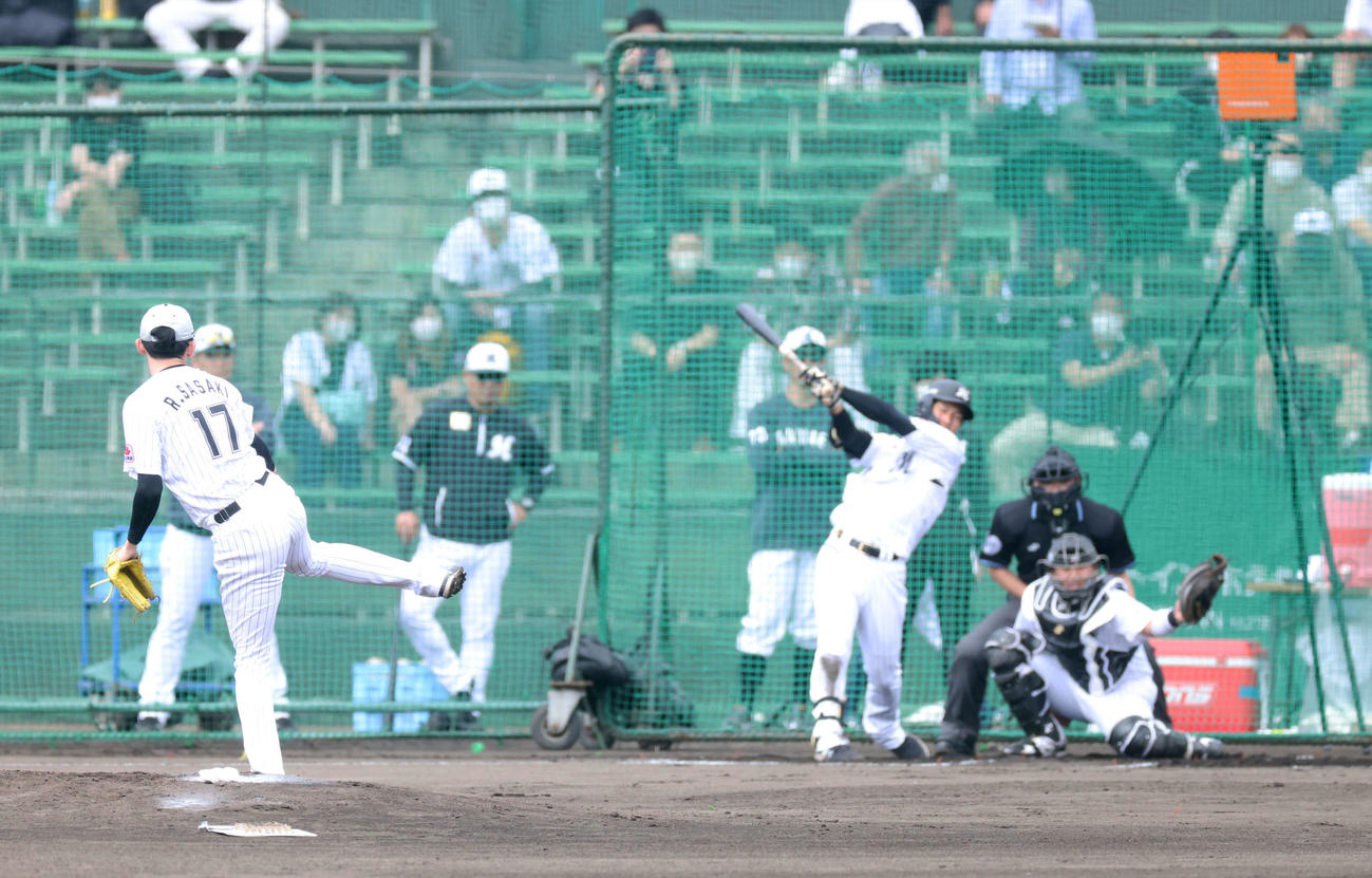 実戦形式の打撃練習で力投するロッテ佐々木朗希。捕手松川虎生、打者藤原（撮影・河田真司）