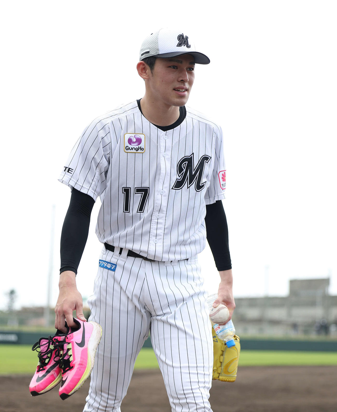 実戦形式の打撃練習後、笑顔で移動するロッテ佐々木朗（撮影・河田真司）