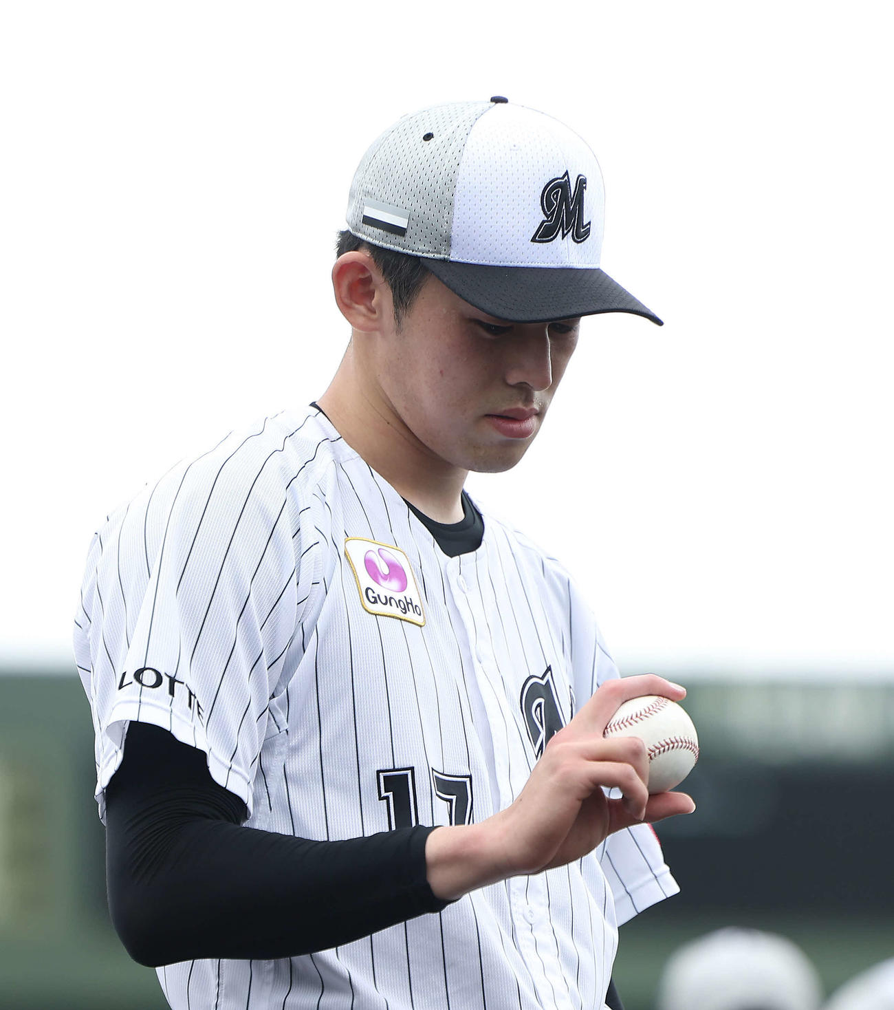 実戦形式の打撃練習で、握りを確認するロッテ佐々木朗（撮影・河田真司）