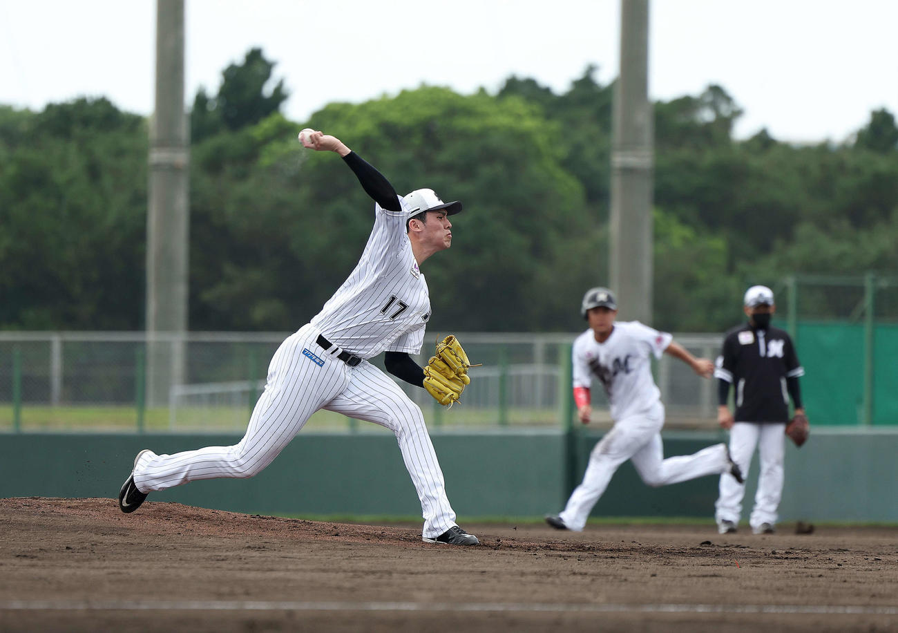 実戦形式の打撃練習で力投するロッテ佐々木朗（撮影・河田真司）
