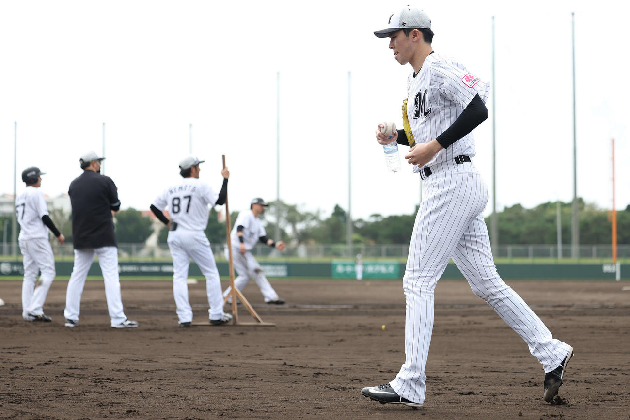 実戦形式の打撃練習を終え移動するロッテ佐々木朗（撮影・河田真司）