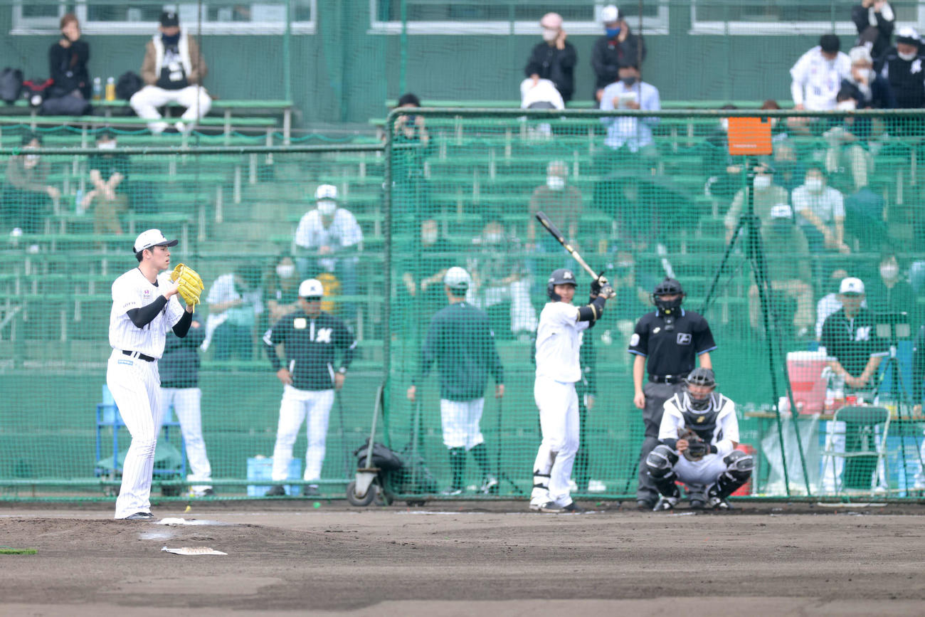 実戦形式の打撃練習に臨むロッテ佐々木朗希。捕手松川虎生、打者藤原（撮影・河田真司）
