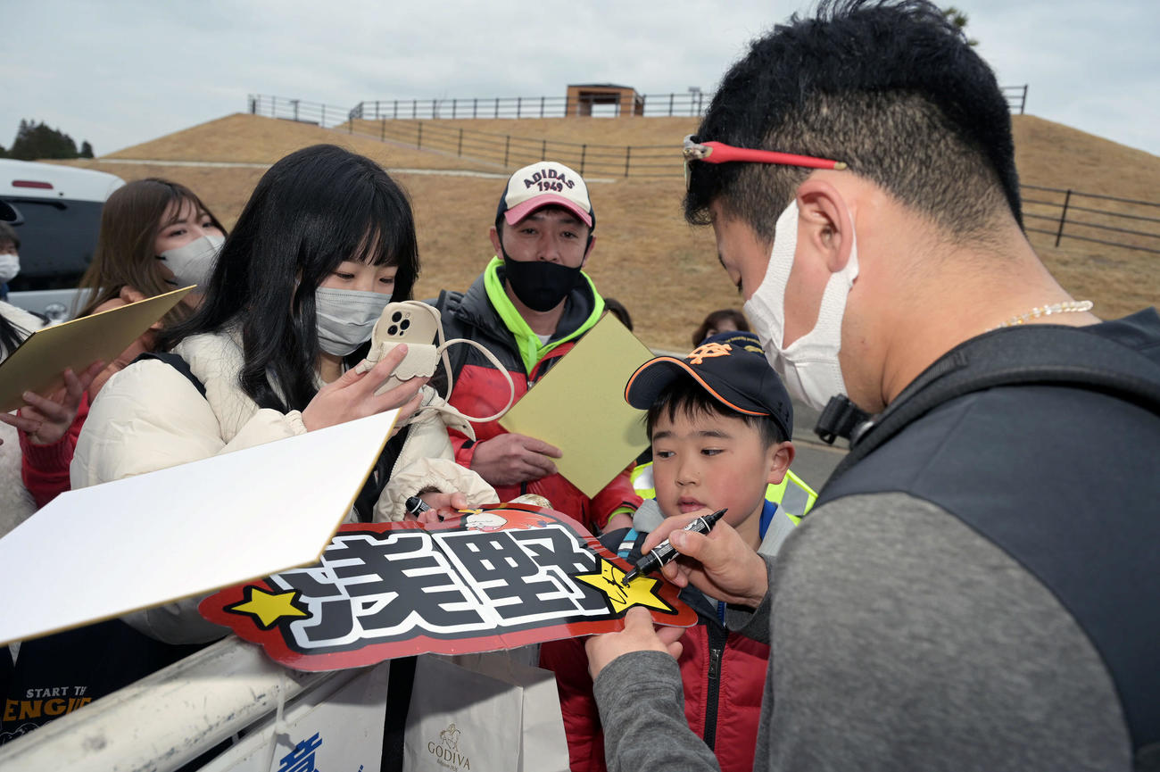 ファンにサインに応じる巨人ドラフト1位浅野（撮影・滝沢徹郎）