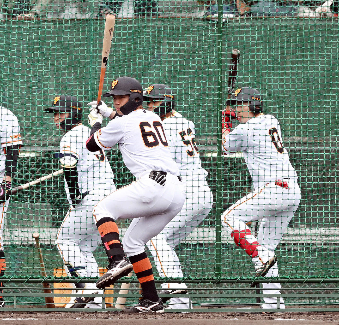 シート打撃に臨む巨人菊田の奥で投手のタイミングを合わせる、左からドラフト1位浅野、北村、増田大（撮影・滝沢徹郎）