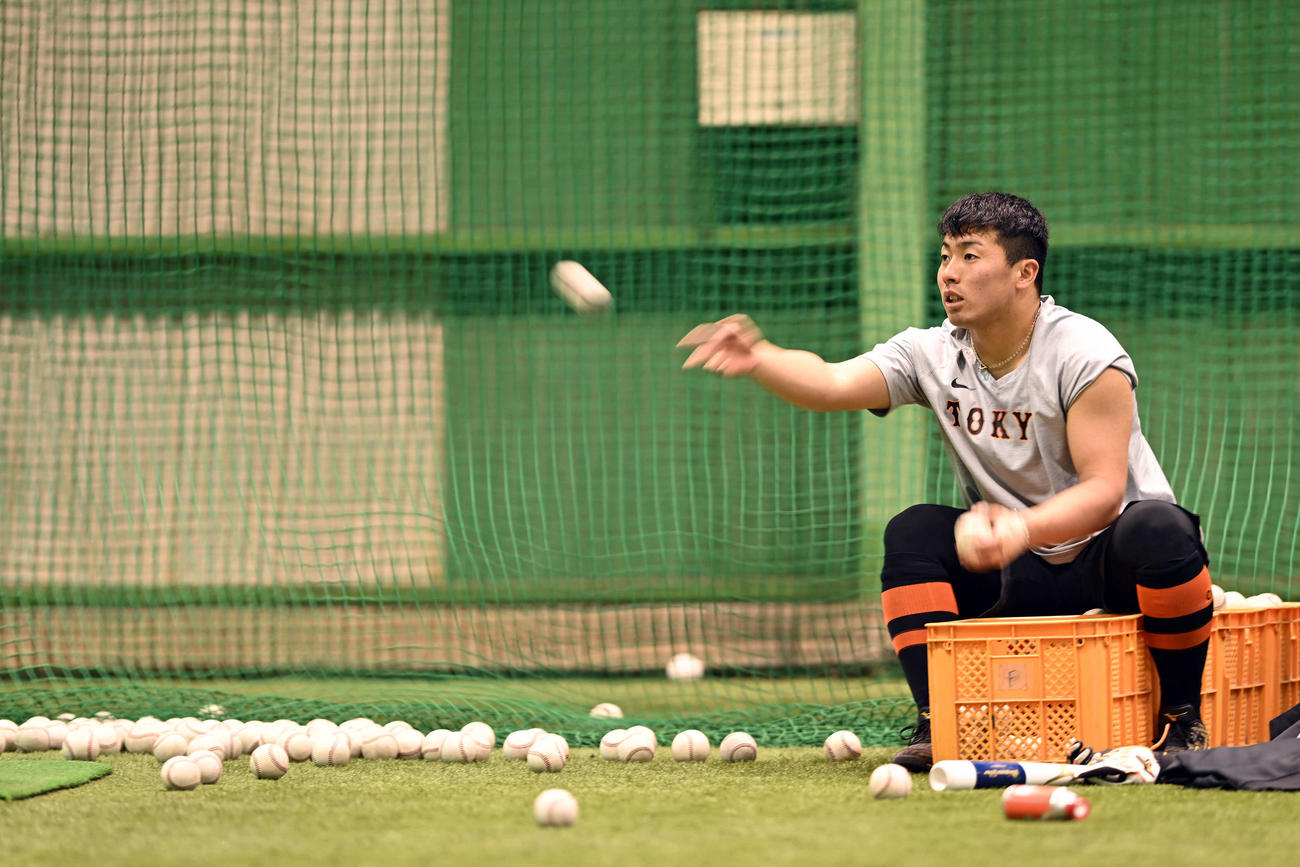 アーリーワークでトスを上げる巨人ドラフト1位浅野（撮影・滝沢徹郎）