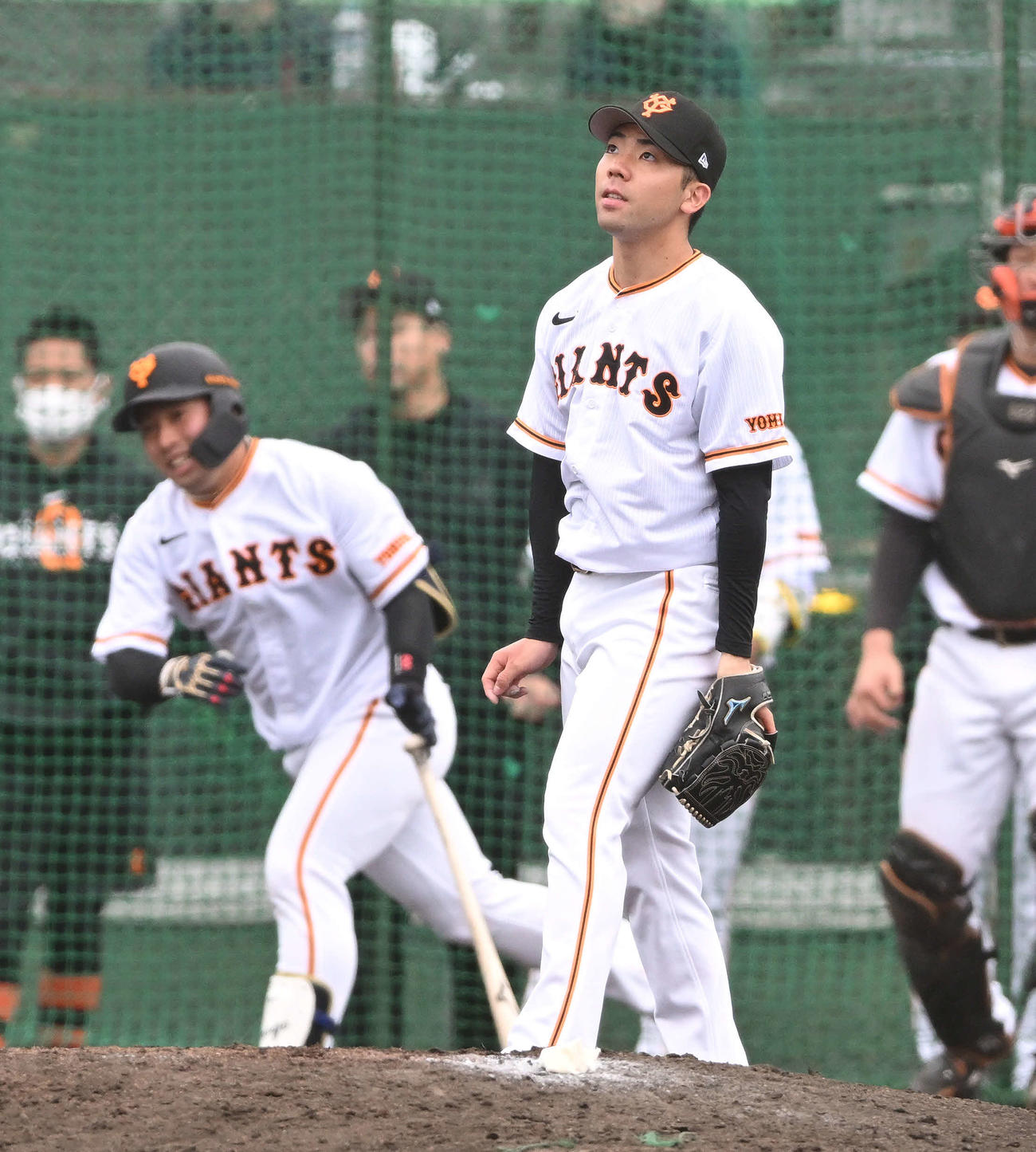 シート打撃で巨人ドラフト1位浅野（奥）を二飛に抑えた育成1位松井（撮影・滝沢徹郎）