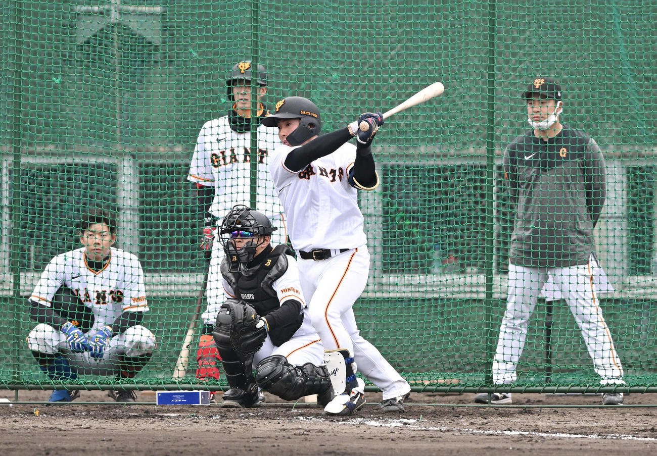 チーム打撃で右前打を放つ巨人ドラフト1位浅野（撮影・滝沢徹郎）