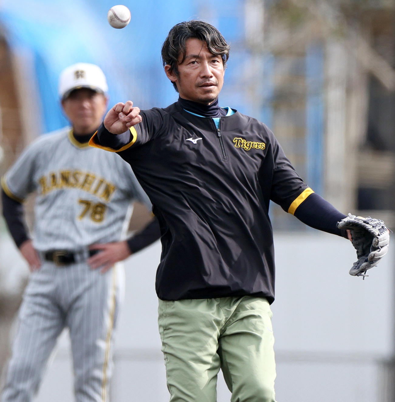 サブグラウンドで指導する鳥谷臨時コーチ。奥は平田ヘッドコーチ（撮影・上山淳一）