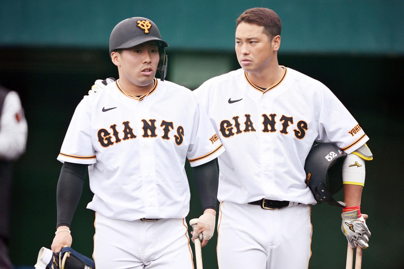 シート打撃を前に巨人ドラフト1位浅野（左）は北村から声をかけられる（撮影・滝沢徹郎）
