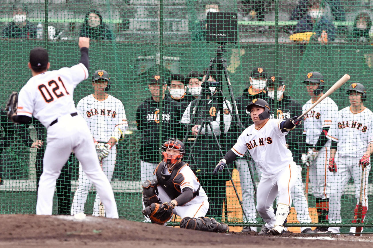 シート打撃で二飛に倒れる巨人ドラフト1位浅野。投手育成1位松井（撮影・滝沢徹郎）
