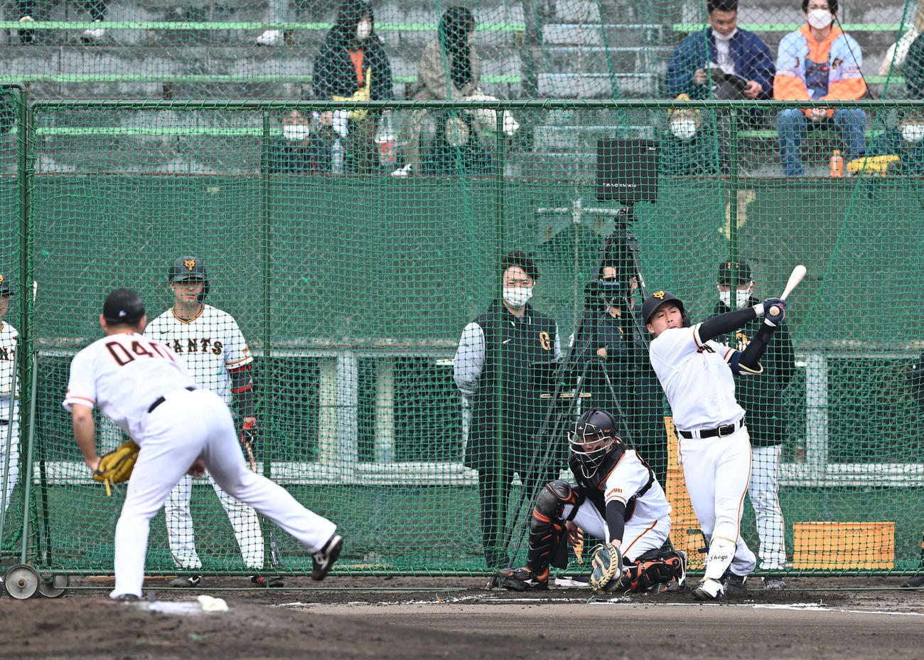 シート打撃で空振り三振に倒れる巨人ドラフト1位浅野。投手谷岡（撮影・滝沢徹郎）